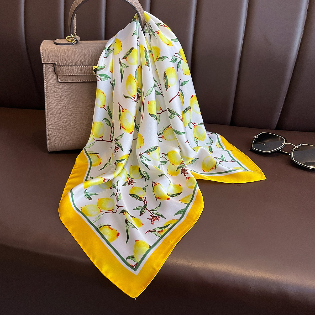 Foulard carré en soie imprimé  - Scarf Silk Square avis et prix